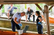 Anton Kukies (Mathias Harrebye-Brandt, l.) ist entsetzt als Paul Schott (Tim Wilde, 2.v.l.) und Julia Demmler (Wendy Güntensperger, r.) den geraubten Schmuck entdecken. Boris Kukies (Rainer Strecker, 2.v.r.) streitet ab, damit etwas zu tun zu haben.