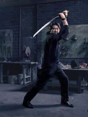 Waffenexperte Doug Marcaida ist einer der drei Juroren bei "Forged in Fire - Wettkampf der Schmiede" und kontrolliert die Schmiedearbeiten der Kandidaten. Diese dürfen heute nur Altmetall verwenden, um ihre Waffe herzustellen. Und die Uhr tickt ....