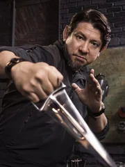 Waffenexperte Doug Marcaida ist einer der drei Juroren bei "Forged in Fire - Wettkampf der Schmiede" und kontrolliert die Schmiede-Arbeiten der Kandidaten.