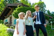 Die drei Böhm-Kinder Romy (Flora Li Thiemann, l.), Vivi (Nadine Kösters) und Tommy (Merlin Rose) erhalten die Nachricht, dass ihre Mutter soeben einen schweren Autounfall gehabt hat.