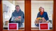 Hanno Settele fährt auf einen Rettungseinsatz: Er begleitet die Organisation „Tafel Österreich“ auf eine ihrer täglichen Fahrten zur Lebensmittelrettung. Viele tadellose Lebensmittel, die am Müll landen würden, werden an soziale Einrichtungen ausgeliefert.