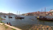 Boote Douro. Auf den historischen Rabelo-Booten wurde einst der Portwein transportiert. Heute sind sie ein beliebtes Fotomotiv.