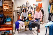 Eine mögliche Antwort auf die enorme Textilverschwendung unserer Zeit: Wiederverwerten. Melanie vom Kleider-Tausch-Projekt „Wiener Wäsch“ und Sandra Holzinger (r.) vom „48er Tandler“ erzählen vom neuen Trend zu Second Hand.