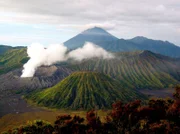 PHOENIX DER PAZIFISCHE FEUERRING, TEIL 1, "Neuseeland, Vanuatu und Indonesien", am Montag (29.09.14) um 20:15 Uhr. Der geheimnisvolle Bromo-Vulkan im Bromo-Tengger-Semeru-Nationalpark auf der indonesischen Insel Java. Einmal im Jahr findet hier das Kesada-Fest der Hindus statt. Dem dampfenden Bromo-Vulkan werden dabei Opfergaben dargeboten.