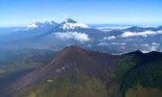 Guatemalas Vulkane: Das Land der Maya ist ein Land der Vulkane. Blick aus dem Hubschrauber auf die Vulkane Pacaya, Agua und Fuego.
