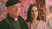 Don Matteo (Terence Hill) ist genau so überrascht wie Marisa (Francesca Schiavo) als die Polizei plötzlich in ihrem Tattoostudio auftaucht.