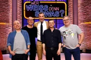 Moderator Kai Pflaume (M.) und seine Rateteam-Kapitäne Bernhard Hoëcker (l.) und Elton (r.) begrüßen in dieser Sendung den Schauspieler Benno Fürmann (2.v.l.) und den Schauspieler Florian Lukas (2.v.r.).