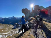 Mit Trägern, Bergführern und Steinbockspezialisten hat das Filmteam viele Tage in den Allgäuer Hochalpen verbracht. Oft war es nicht einfach, den Tieren mit der Filmausrüstung zu folgen.