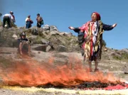 PHOENIX DER PAZIFISCHE FEUERRING, TEIL 3, "Mexiko und Guatemala". Der Maya-Priester Carlos Escalante während einer Zeremonie auf dem Gipfel des Santa Maria-Vulkans