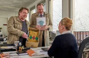 Günther (Armin Rohde, l mit Wolfgang (Ludger Pistor) mit Frau Gottschalk (Ramona Kunze-Libnow), Sachbearbeiterin im Jobcenter Dortmund.