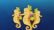 Lili, Zoé und Max reiten auf riesigen Seepferdchen.