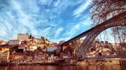 Brücke Ribeira. Die Ponte Dom Luis I. und das Ufer des Stadtteils Ribeira.