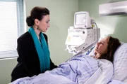 Carmen (Heike Warmuth, r.) ist gegenüber Simone (Tatjana Clasing) hin- und hergerissen zwischen Sorge und Erleichterung über Michelles Geständnis.