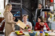 Isabelle (Ania Niedieck, l.) will von Ingo (André Dietz, 2.v.l.), Pauline (Maike Johanna Reuter) und Kai (Philipp Stier) die Nebenkosten eintreiben, solange die Mieter noch Geld haben.