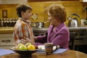 Evelyn (Holland Taylor, r.) versucht ihren Enkel Jake (Angust T. Jones, l.) zu trösten, der mit der Trennung seiner Mutter nicht klar kommt ...
