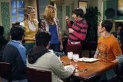 Da Sheldon (Jim Parsons, r.), Leonard (Johnny Galecki, 3.v.l.) und Howard (Simon Helberg, 2.v.r.) eine Freundin haben, beschließt Penny (Kaley Cuoco, 2.v.r.) ihre Freundin Emily (3.v.r.) und Raj (Kunal Nayyar, l.) einander vorzustellen. Doch wird es bei den beiden funken?