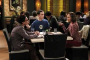 Ein ganz besonderer Abend: Sheldon (Jim Parsons, M.), Mary (Laurie Metcalf, r.) und Leonard (Johnny Galecki, l.) ...