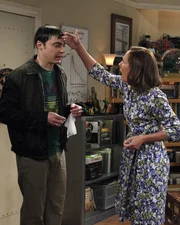 Als Sheldons (Jim Parsons, l.) Mutter Mary (Laurie Metcalf, r.) zu Besuch kommt, ist das Chaos vorprogrammiert ...