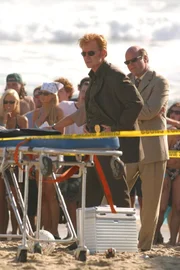 Während der Frühlingsferien wird die Studentin Tiffany am Strand ermordet. Horatio (David Caruso) untersucht den Tatort ...