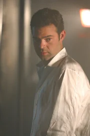 Tim (Rory Cochrane) hat schon einen Verdacht, denn der Clubbesitzer hat keine saubere Weste ...
