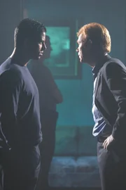 Eric (Adam Rodriguez, l.) und Horatio (David Caruso, r.) ermitteln in einem brisanten Fall: In einem Nachtcklub bricht ein Feuer aus - 15 Menschen sterben dabei ...