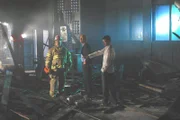Horatio (David Caruso, M.) und Tim (Rory Cochrane, r.) fragen den Brandinspektor Ronnie Jameson (John F. O'Donohue, l.), ob Brandstiftung in Frage kommen könnte ...
