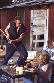 Im Drogensumpf rastet Chaz (Clayne Crawford, l.) völlig aus und greift seinen Freund an ...