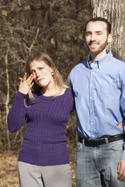 Rebecca (l.) und Joel (r.) Mahan sind überwältigt, als sie ihr neues, altes Heim sehen, nachdem Chip und Joanna Gaines es in ein wahres Schmuckstück verwandelt haben ...