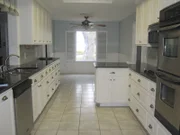Eine einladende Küche sieht anders aus. Mit einigen kleinen Handgriffen verwandeln Chip und Joanna Gaines denn Kochbereich in eine gemütliche Wohnküche ...