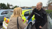 Der 50-jährige Rocco sucht seine Mutter und seine Schwester in England. Die Familie trennte sich, als Rocco zwölf Jahre alt war. Er beschloss damals, bei seiner Großmutter in Deutschland zu bleiben. Julia Leischik (l.) macht sich auf die Suche, damit Rocco seine Lieben endlich wieder in die Arme schließen kann ...