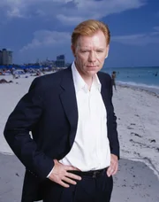 (2. Staffel) - Horatio Caine (David Caruso) ist Sprengstoffexperte und der Kopf der CSI-Abteilung des Miami-Dade Police Department. Als er siebzehn war entschied er sich für eine Laufbahn bei der Polizei.