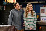 Mike (Jason Biggs, l.); Kay (Maggie Lawson, r.)