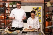 +++ Die Verwendung des sendungsbezogenen Materials ist nur mit dem Hinweis und Verlinkung auf RTL+ gestattet. +++; Tarik Rose, Sarah Henke