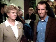 Der Pflichtverteidiger Vincent (Stephen T. Kay) und Jessica (Angela Lansbury) wollen Jessicas ehemalige Sekretärin entlasten.