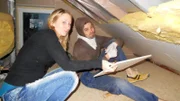 Sandra (26) und Diego (28) wollen ihren beiden Kindern ein Spieleparadies bauen - allerdings nicht unter freiem Himmel, sondern im Dachgeschoss ihres Eigenheims. Diego hat sich extra zwei Wochen Urlaub genommen, um den kompletten Dachboden zu dämmen, auszubauen und kindersicher zu machen.