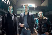 Chris (Gedeon Burkhard, li.) und Semir (Erdogan Atalay, re.) befragen Weiss (Tom Wlaschiha) über den Jeep.