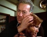 Quincy (Jack Klugman) tröstet die frische Witwe Elizabeth (Darleen Carr).