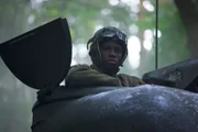 Der Panzerkommandant des 761st Black Panther Tank Battalion, Johnnie Stevens (gespielt von Juwon Adedokun), ist in einem Panzer in einer historischen Nachstellung der Ardennenschlacht zu sehen, die für „Erased: WW2's Heroes of Color“. Staff Sergeant Johnnie Stevens war ein Panzerkommandant des 761st Black Panther Tank Battalion, der im Zweiten Weltkrieg diente.