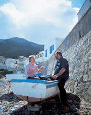 Beginn der Serie: Jamie's Great Italian Escape "Auf nach Sizilien". Jamie Oliver, ein großer Fan der italienischen Küche, fährt in das Land seiner lukullischen Träume, um sich vor Ort in die Geheimnisse der Zubereitung traditioneller Gerichte einweihen zu lassen. Im Bild: Jamie Oliver (li.).
