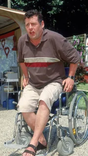 Als ein Stück Fleisch auf dem Grill zu verkohlen droht, kann Benno (Willi Thomcyzk) seine Rolle als schwer Verletzter einfach nicht mehr durchhalten und springt aus dem Rollstuhl auf. Das bekommt Uschi allerdings mit...