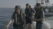 Drei Wachleute beobachten vom Deck eines Patrouillenboots in Gerona, Spanien.  (National Geographic)