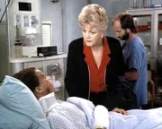 Jessica (Angela Lansbury) besucht die schwerverletzte Computerexpertin Paula (Kasi Lemmons) im Krankenhaus.