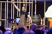 Bei einem Bier-Contest darf natürlich die Disziplin "Anzapfen" nicht fehlen. Wichtiges Utensil: der Holzhammer – ein feines Werkzeug für Ceylans neueste Kunstfigur Thor ...