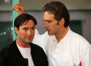 Dr. Schmidt (Walter Sittler, re.) teilt mit Nikolas Ex-Mann (Helmut Zierl) seine Leidenschaft für schnelle Autos.