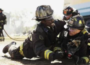 Chicago Fire Keine Reue - No Regrets Staffel 2, Episode 7 Muss seinen eigenen Mann retten: Eamonn Walker als Chief Boden, David Eigenberg als Christopher Herman