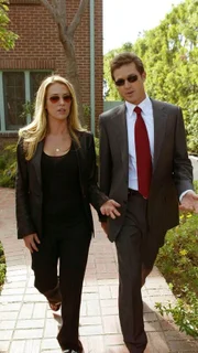 Ein erfolgreicher Football-Coach einer College Mannschaft verschwindet. Samantha (Poppy Montgomery, li.) und Martin (Eric Close, re.) finden heraus, dass er seine Spieler nicht nur nach deren sportlichen Talenten aussuchte... Nach einiger Zeit vermuten sie einen Racheakt hinter seinem Verschwinden.