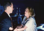 Spender (Chris Owens, l.); Marita Covarrubias (Laurie Holden, r.)