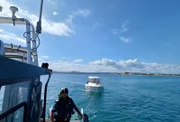 Ein Patrouillenboot der Guardia Civil schleppt ein treibendes Sportboot in Gerona, Katalonien, Spanien.(National Geographic/Jose Antonio Gavilán Tobal)