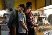 Gemma (Thalissa Teixeira, l.), Ray (Ariane Labed, M.) und Kieran (Gary Carr, r.) sind gut befreundet. Doch plötzlich verliebt sich Ray.