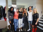 V.l. Mabel, Teresa, Sina, Tageskandidatin Fanny mit ihrem Partner Björn und Elena.